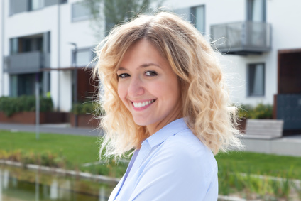 Frau mit blonden Locken auf Wohnungssuche